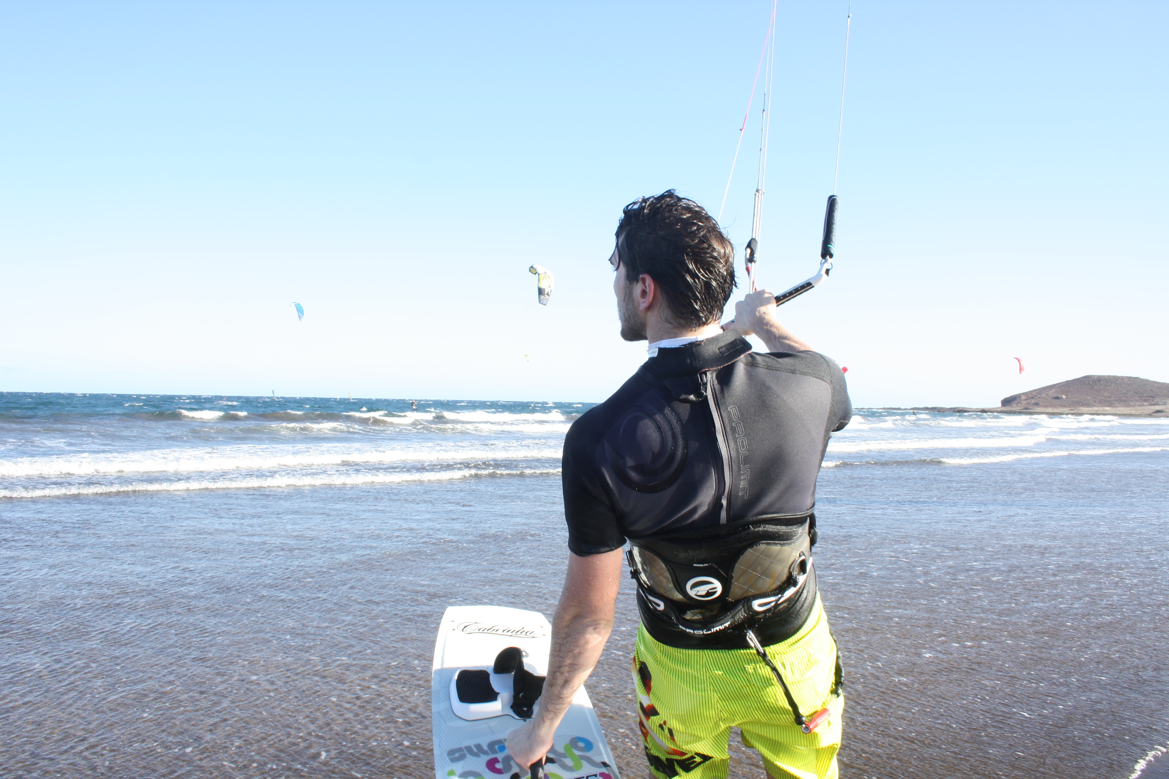 Dr. Tobias Heuft beim Kitesurfen in Spanien